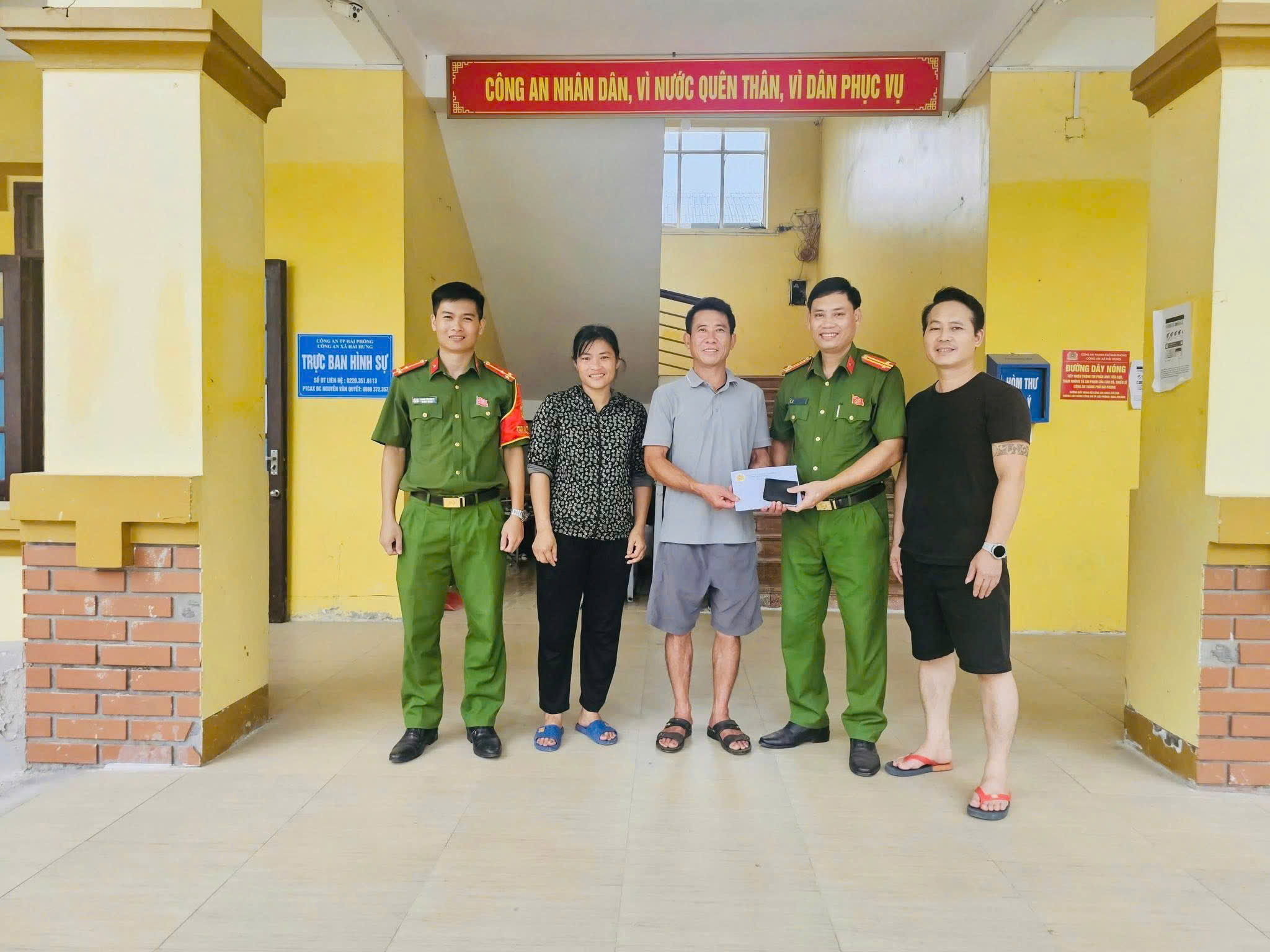 Công an xã Hải Hưng tiếp nhận, trao trả tài sản đánh rơi trị giá hơn 40 triệu đồng cho người dân